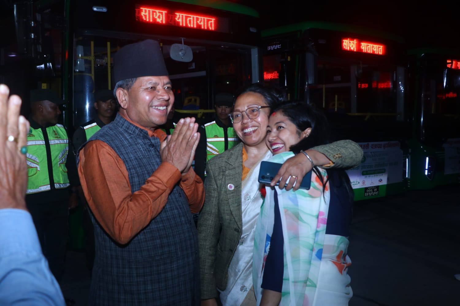 बुढानीलकण्ठ नगरपालिकाका प्रमुख मिठाराम अधिकारी र उपप्रमुख अनिता लामा