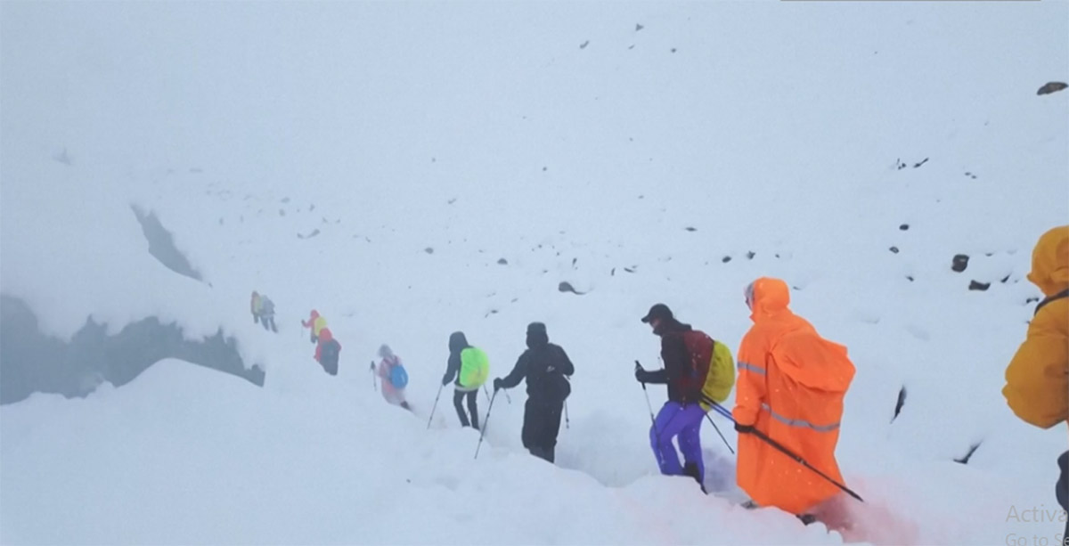 सगरमाथाको तिब्बती मोहडामा फसे एक हजार पर्वतारोही